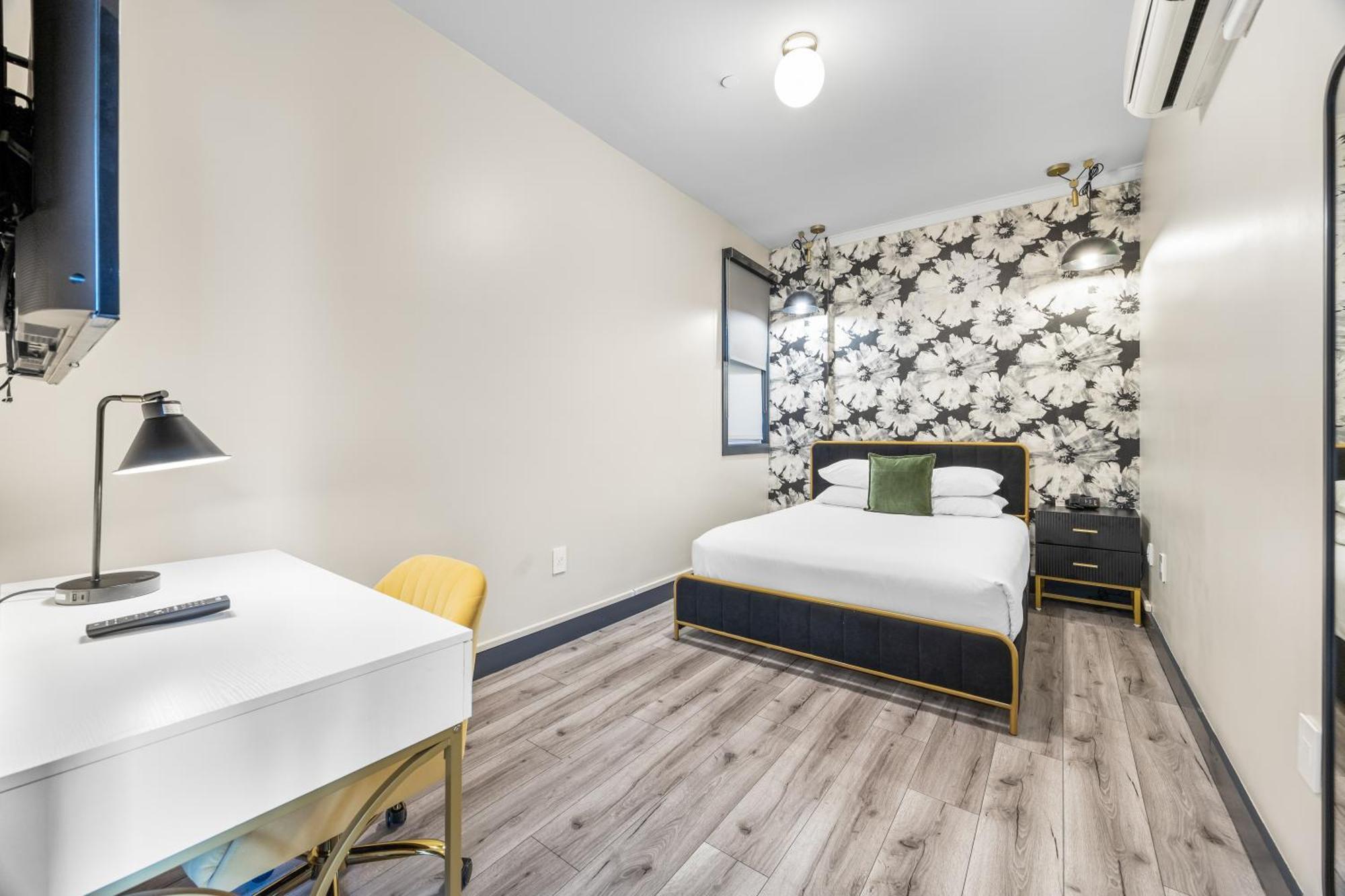 Deluxe Queen Suite