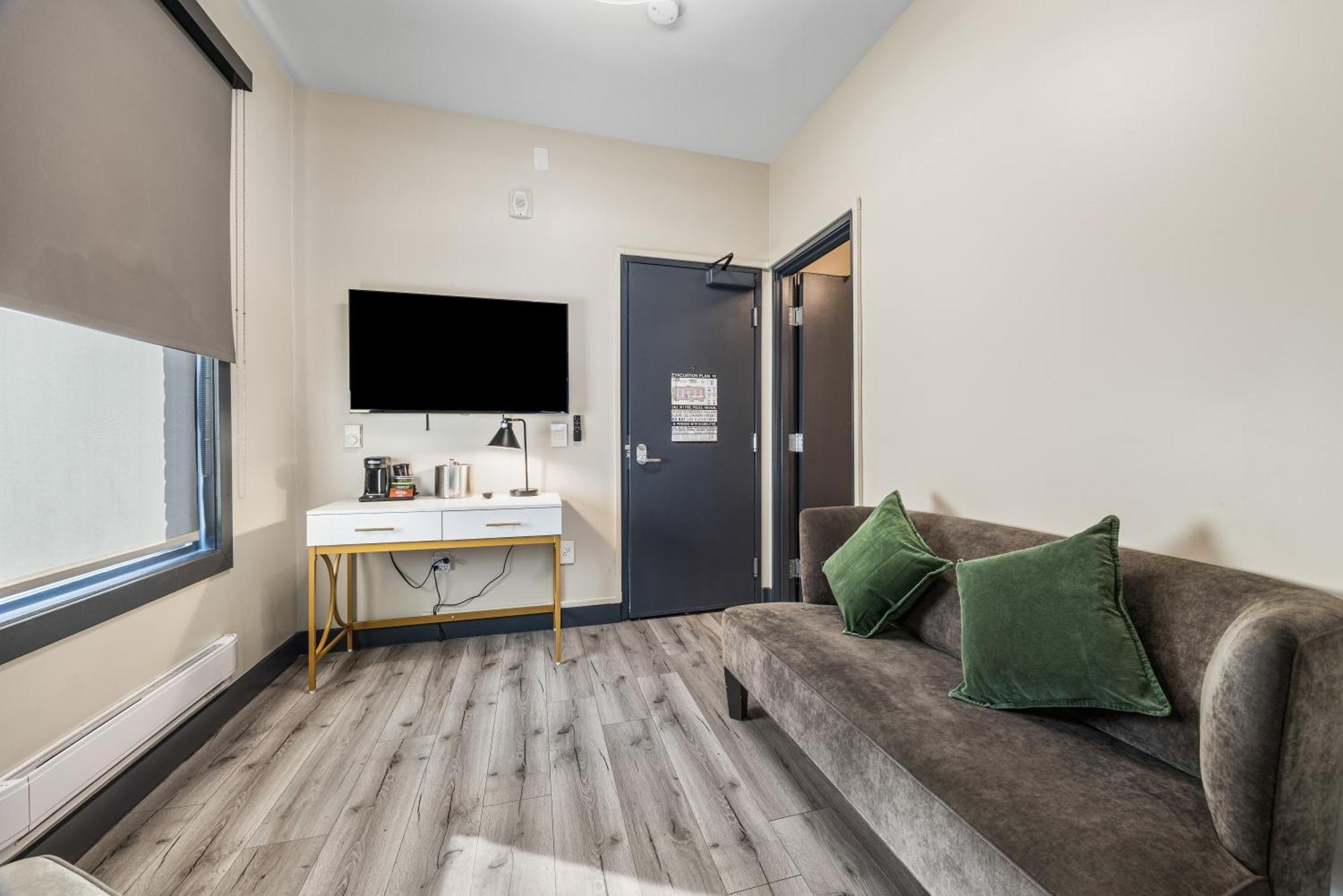 Deluxe Queen Suite
