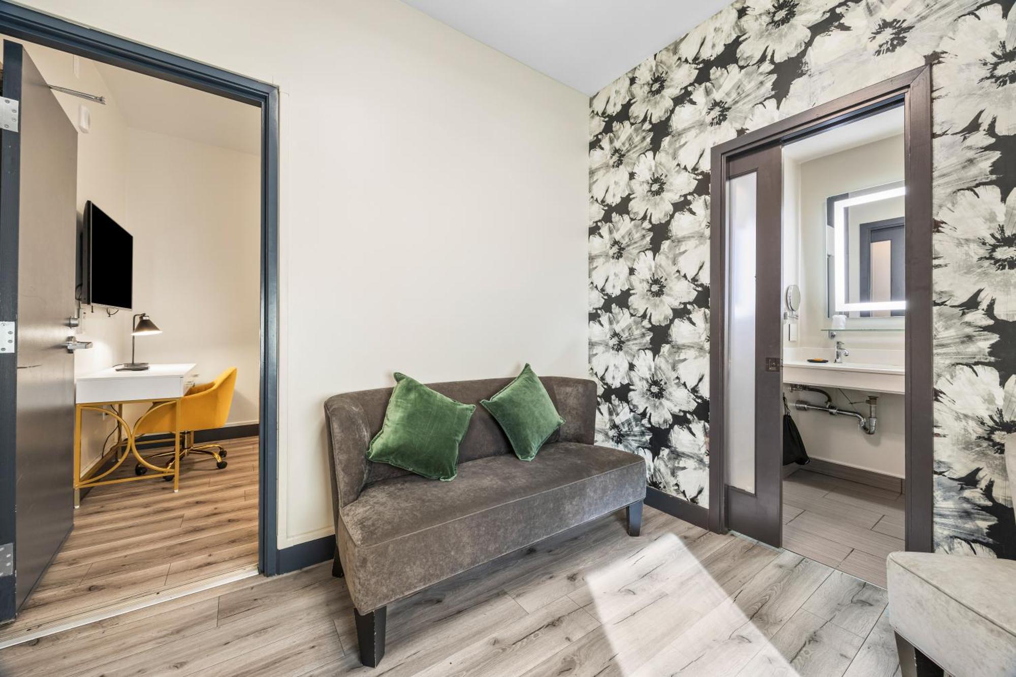 Deluxe Queen Suite