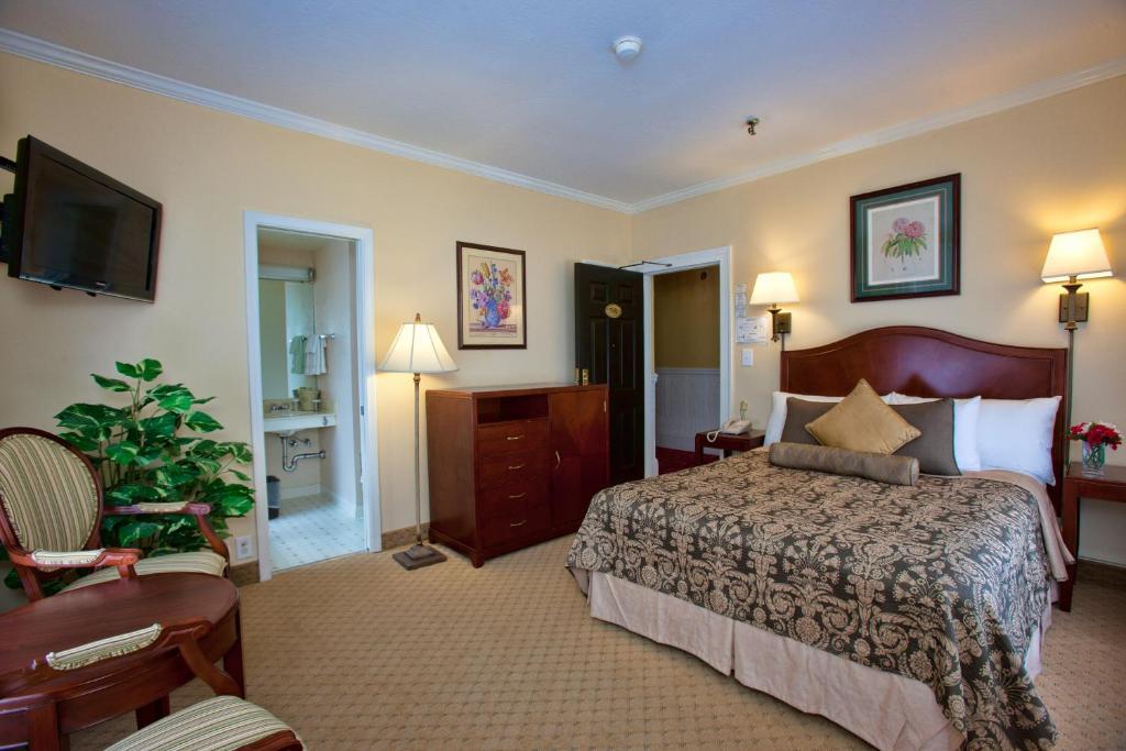 Habitación con cama grande