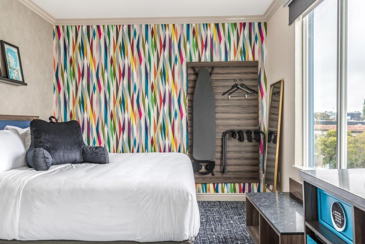Habitación con cama extragrande.